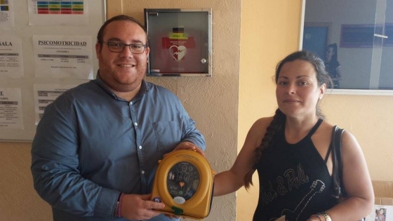 El concejal de Deportes, Manuel Guirado, y la instructora Susana Bosch muestran el desfibrilador del Pabellón de Deportes.